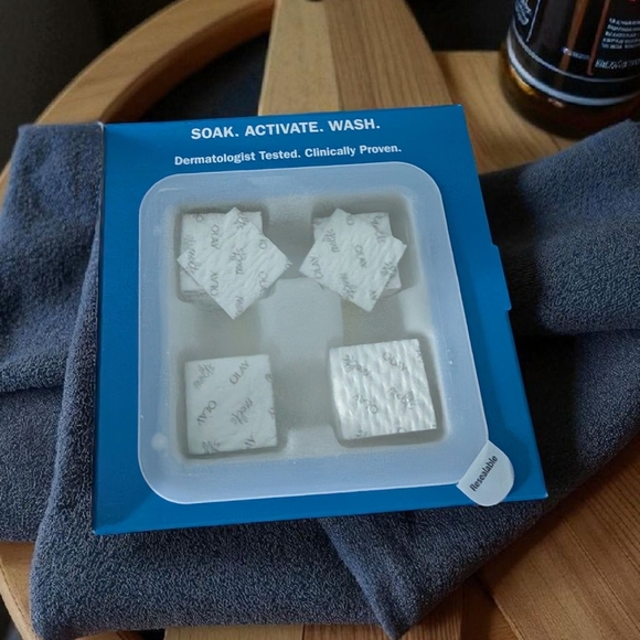 OLAY Cleansing Hyaluronic Melts Daily Facial Cleanser 32 Dissolving Pads New - Picture 3 of 6